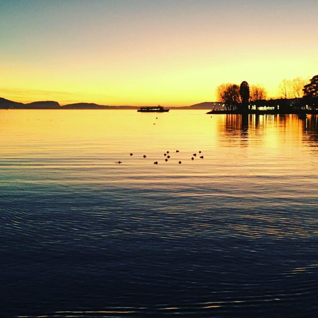 Douces lumières du soir après une journée intense.. trouver les clame et la sérénité