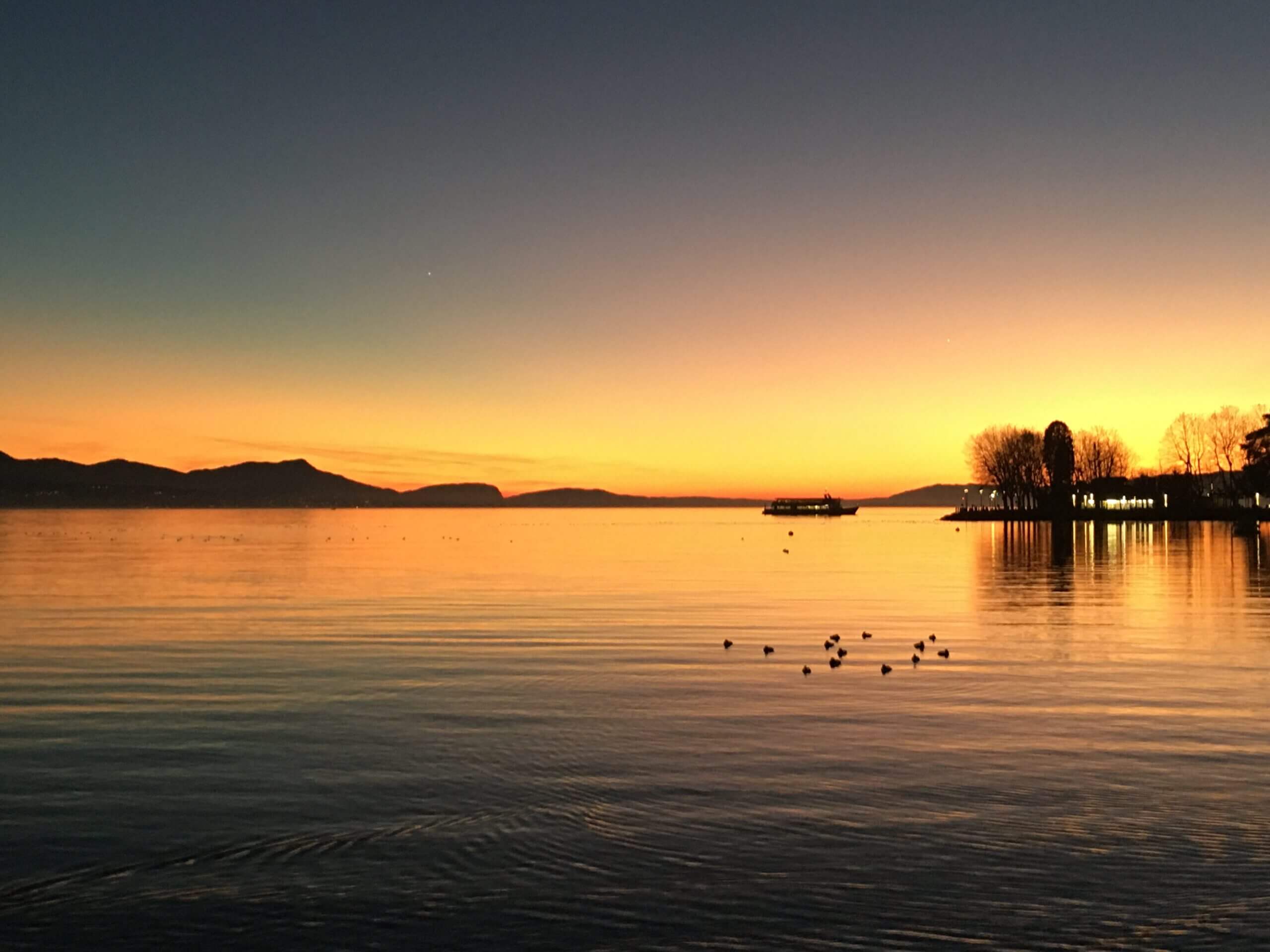 Douces lumières du soir après une journée intense.. trouver les clame et la sérénité
